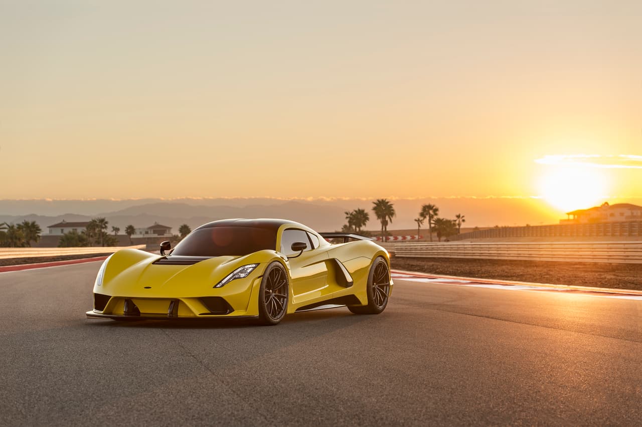 <b>Hennessey Venom F5</b>
<br>Alcanza una velocidad máxima de 301 millas por hora (484 km/h).