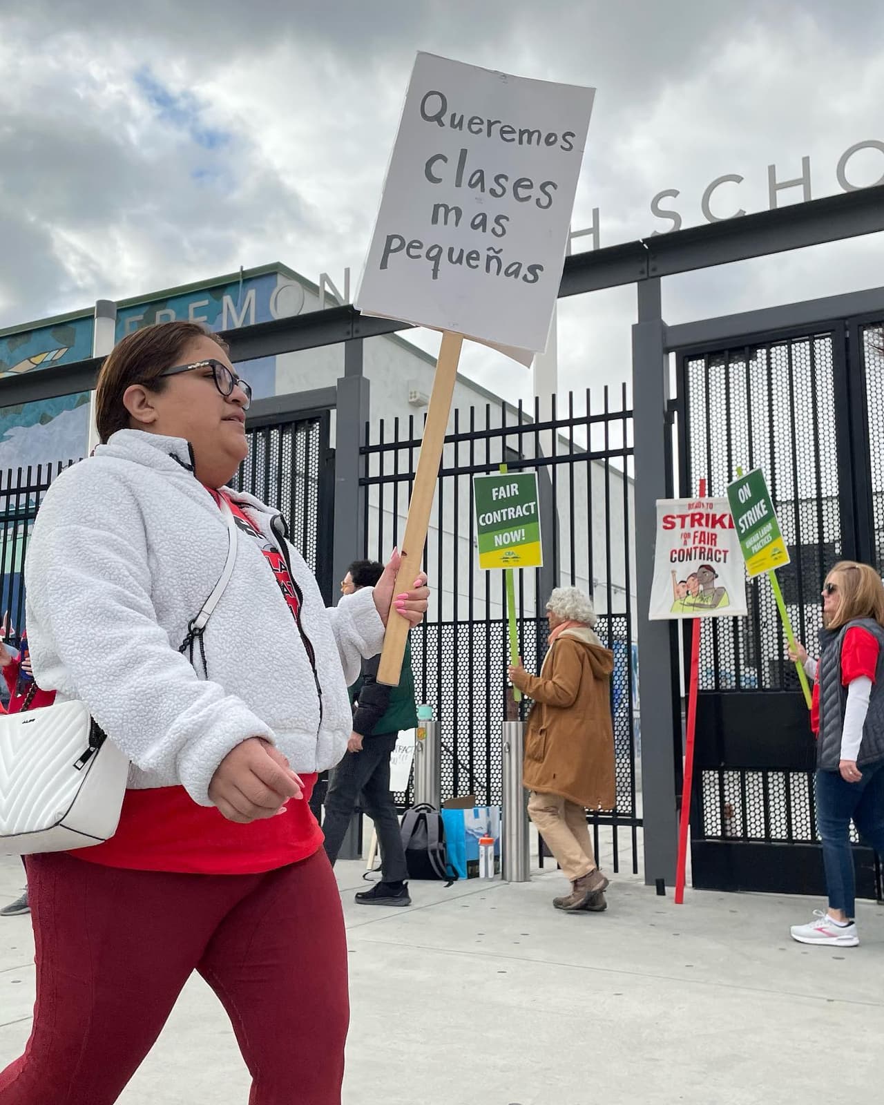 Unos 3,000 maestros se declararon en huelga tras fracasar las negociaciones con el distrito escolar.