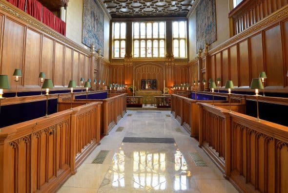 El principito George llegó con sus padres, Príncipe William y Catherine, Duquesa de Cambridge, para su bautizo en St. James's Palace este 23 de octubre de 2013. El bebe tenía un traje elaborado en satín, réplica de uno que se usó para el bautizo de la hija mayor de la Reina Victoria en 1841. Estaban presentes, entre otros, la Reina Isabel y el príncipe Felipe. El Arzobispo de Canterbury, Most Rev. Justin Welby, recibió a los visitantes a la entrada de la iglesia. El bebé tendrá siete padrinos, entre ellos Zara Tindall, hija de la princesa Ana; Oliver Baker, amigo de la universidad de William y Catherine; Emilia Jardine-Paterson, que fue a la escuela con Catherine, y William van Cutsem, amigo de la infancia de William.