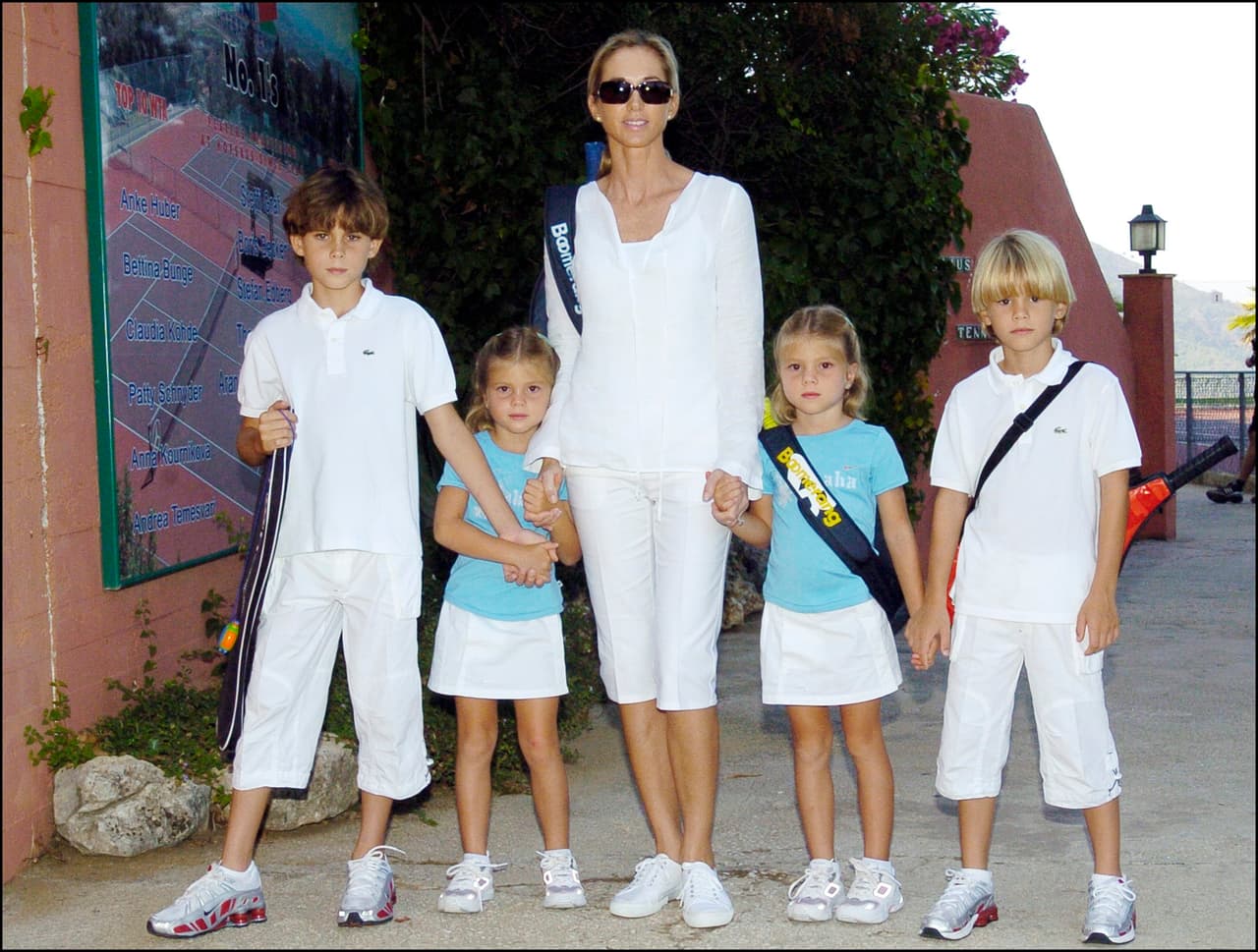 Las gemelas viven entre la República Dominicana, Miami y Marbella junto a sus padres y a sus tres hermanos.