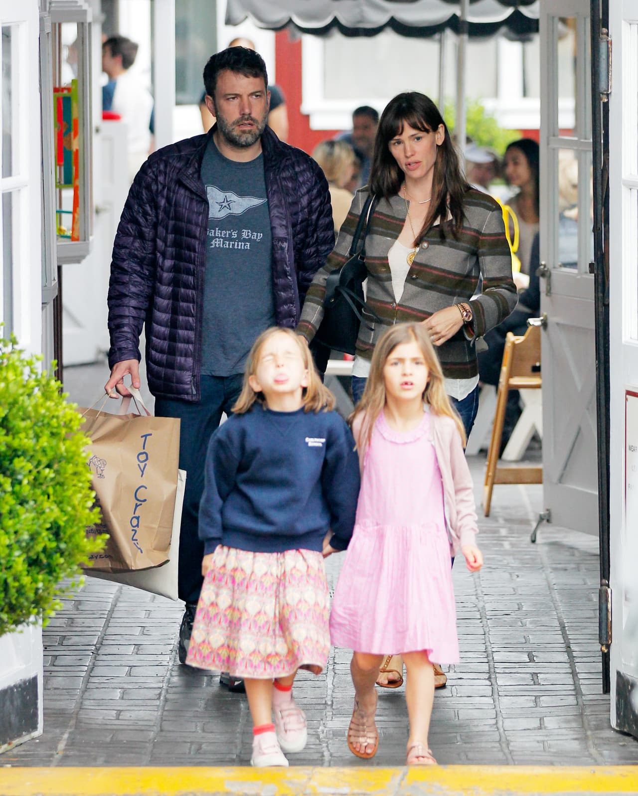 El par de famosos también informó que seguirán adelante con su amistad y cuidarán en conjunto de sus hijos.