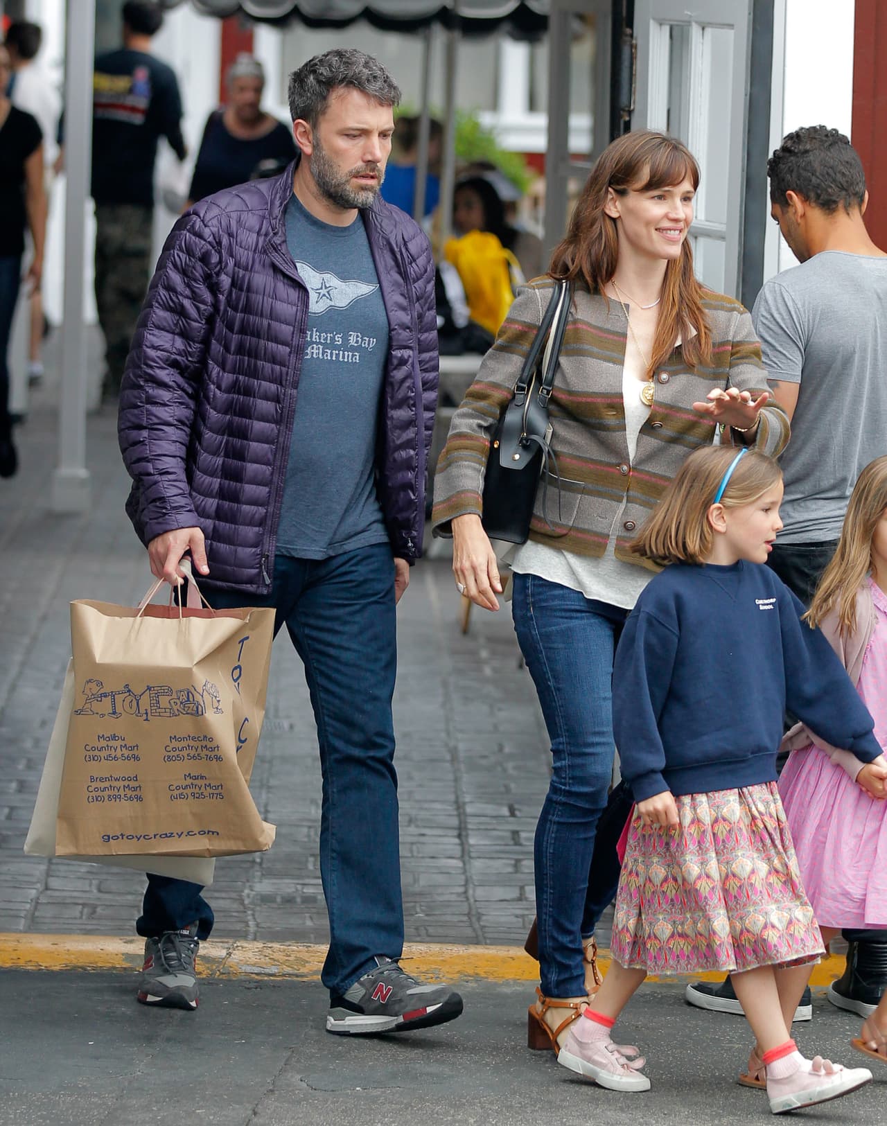 Jen intentó disimular lo que ocurría con una sonrisita.