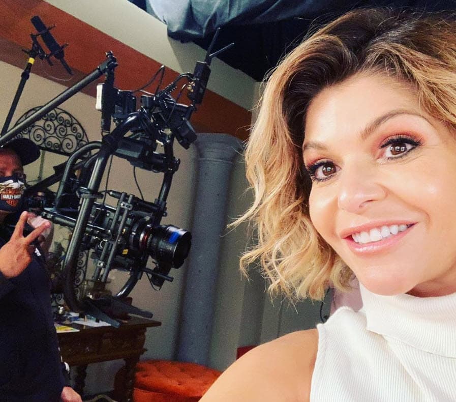 La producción, en la que comparte créditos con Juan Soler, forma parte de los 
<b><a href="https://www.univision.com/famosos/estas-son-las-telenovelas-y-series-que-univision-presento-en-el-upfront-2020-2021-fotos" target="_blank">próximos estrenos de Univision. </a></b>
<br>