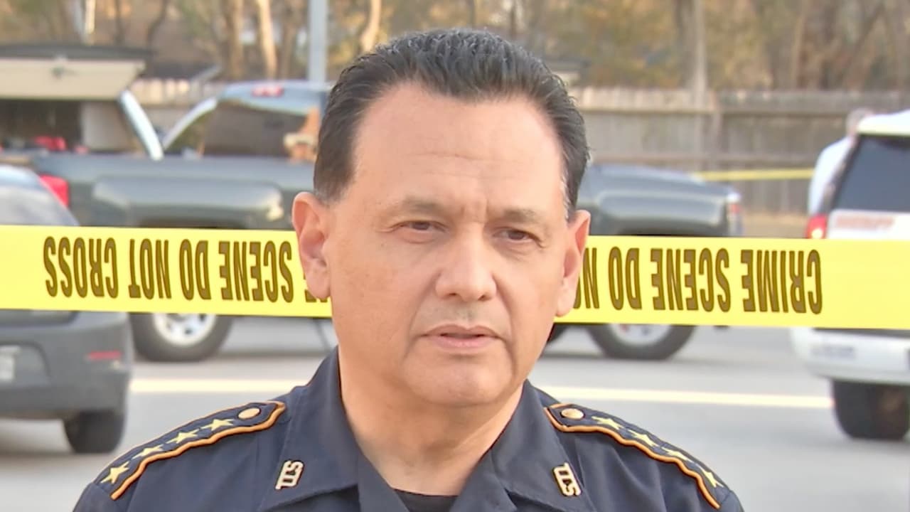 <a href="https://www.univision.com/local/houston-kxln/investigan-el-presunto-caso-de-homicidio-suicidio-de-una-madre-y-su-hija-de-6-anos-en-el-condado-harris-video" target="_blank">Ed González</a>, alguacil del condado Harris, dijo que la madre asesinó a la hija y luego se quitó la vida. Al parecer, estaba sufriendo de depresión tras la ruptura con su pareja.