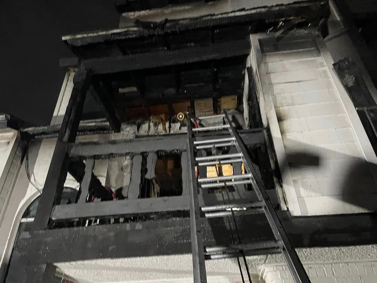 El incendio llegó a ser de tres alarmas y fue controlado poco después de una hora. Voluntarios de American Red Cross del norte de Texas están investigando