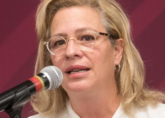 Renuncia la secretaria de Medio Ambiente de AMLO por retrasar un avión para abordarlo