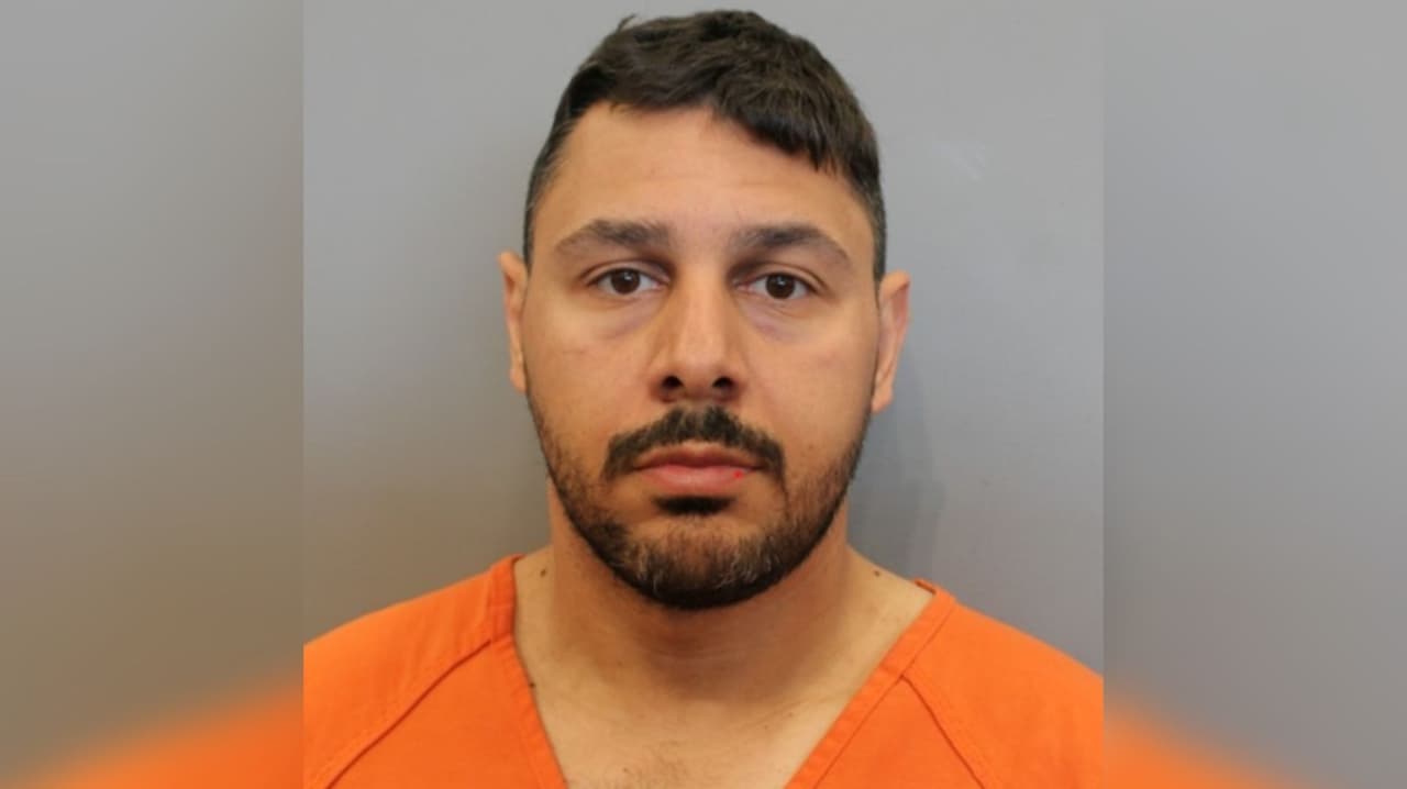 Arrestan en Houston a presunto líder de red que transportaba vehículos robados desde California