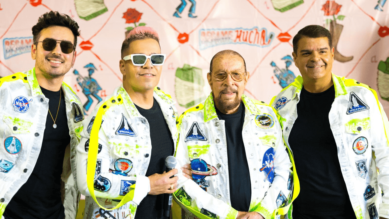 Los artistas también se preparan para interpretar y abrir para otros cantantes.