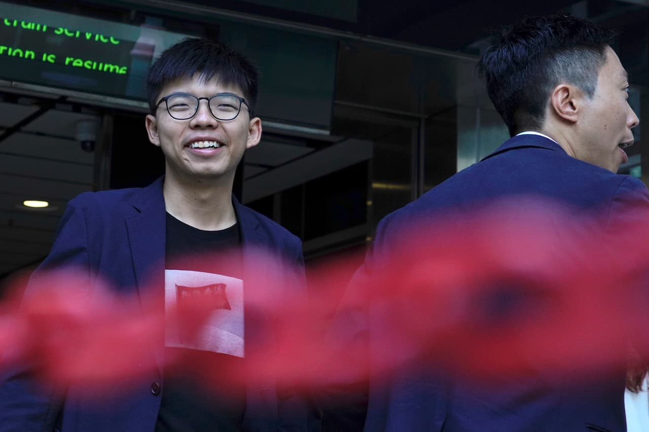 El activista Joshua Wong sonríe tras conocerse los primeros resultados. "Cualquiera que sea la fuerza de Carrie Lam, espero que pueda cumplir los deseos de la gente, responder a las cinco demandas (y) dar una oportunidad a los jóvenes", dijo el activista Jimmy Sham a los periodistas después de ganar un escaño en un consejo de distrito.