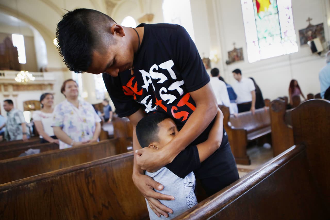 El hondureño Juan y su hijo de 6 años estuvieron entre los cientos de padres e hijos que fueron separados por el gobierno de Trump tras la implementación de la política de 'tolerancia cero'. Les tomó seis semanas poder comunicarse telefónicamente por primera vez después de ser separados. Fueron reunificados tres meses después de su detención en un punto de la frontera de Texas.