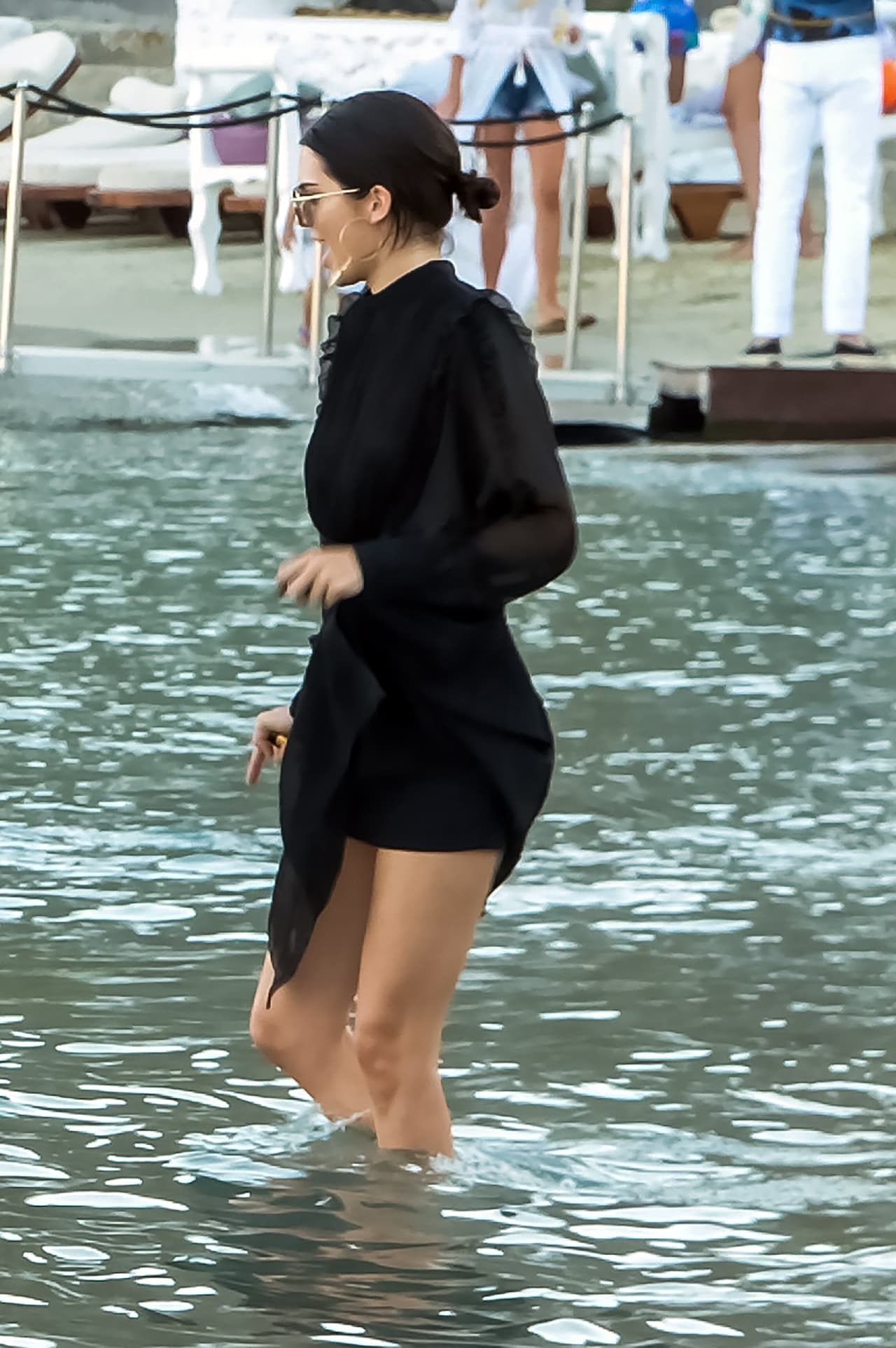 El clima en Mykonos, Grecia, está este verano por encima de los 80 grados farenheit. Sin embargo, Kendall Jenner se metió al mar con un vestido negro, largo y con los brazos cubiertos junto a su amiga su Bella Hadid.