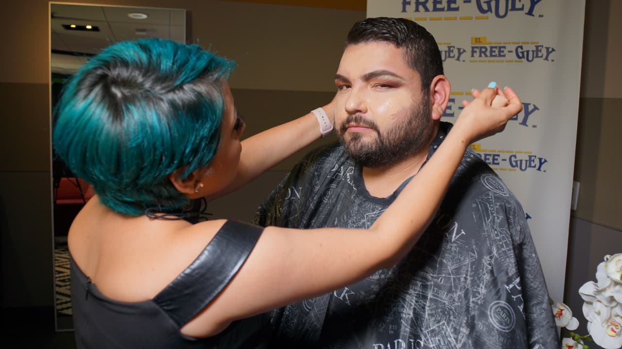 El Tambochi pago la apuesta contra El Compa Ivan cambiando de 'look' por un día.