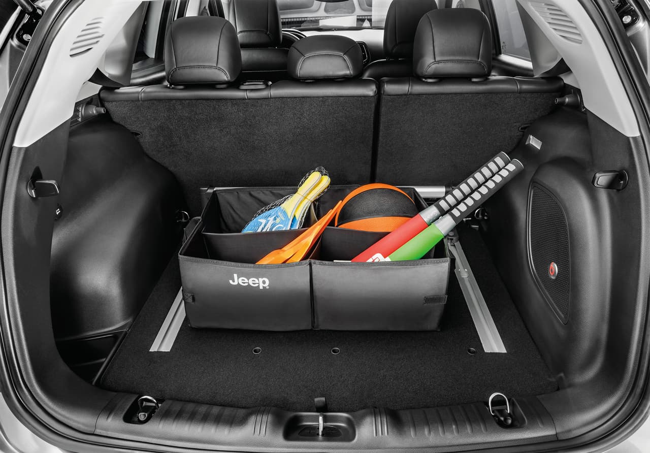 <b>Caja organizadora de carga</b>
<br>El orden en la cajuela es importante y esta caja es lo mejor para separar juguetes o algún artículo de limpieza de tu auto. De esta forma tendrás siempre en orden la carga y mantendrás disponible para las compras del súper o equipaje.
<br>
<b>Precio:</b> 57 dólares
<br>
<b>Lo encuentras en: </b>www.mopar.com