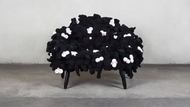 La pieza forma parte de una edición limitada que resultó de la colaboración entre estos artistas y que actualmente está a la venta por 25,000 dólares, según informó la revista People.