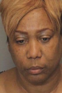  Arrestada por encerrar a niña en una camioneta