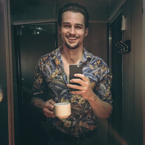 Pero no sólo la biología y la actuación han llamado su atención, también las pasarelas lo aman y ha sido modelo por años.