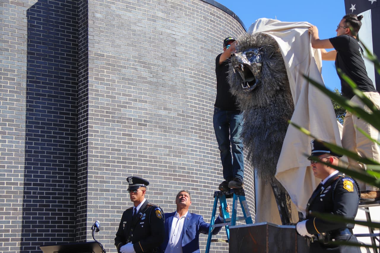 El león rinde un homenaje a los 32 policías de Tampa que han caído en cumplimiento de su deber.
