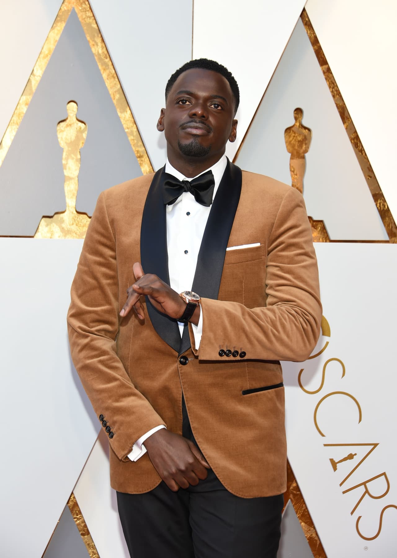 El británico Daniel Kaluuya, nominado como Mejor actor por 'Get Out', recibió elogios por cambiar el típico tuxedo por esta chaqueta en velvet, del diseñador Brunello Cucinelli.