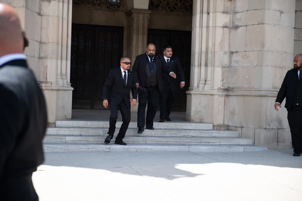 En esta fotografía podemos apreciar a parte de los elementos de seguridad que custodiaron el templo, todos vistieron trajes color negro.