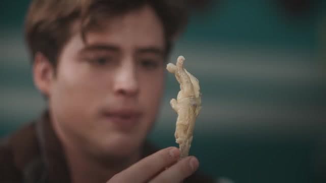 Mateo prueba las patitas de pollo y queda maravillado en ‘Contrato de Corazones, Tú y Yo’