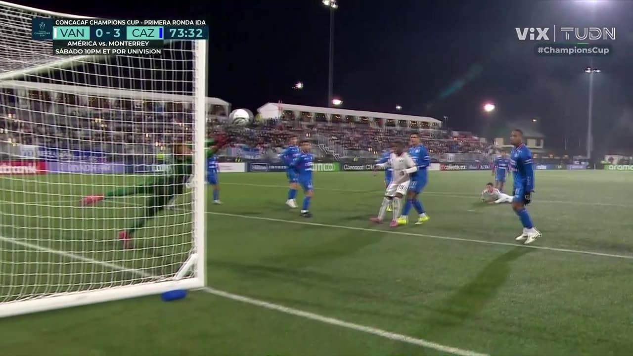 ¡Emmanuel Ochoa se pone la capa y ataja una chilena impresionante!