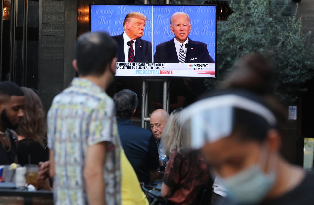 Clientes de un bar en Hollywood, California, siguieron el debate presidencial por televisión.