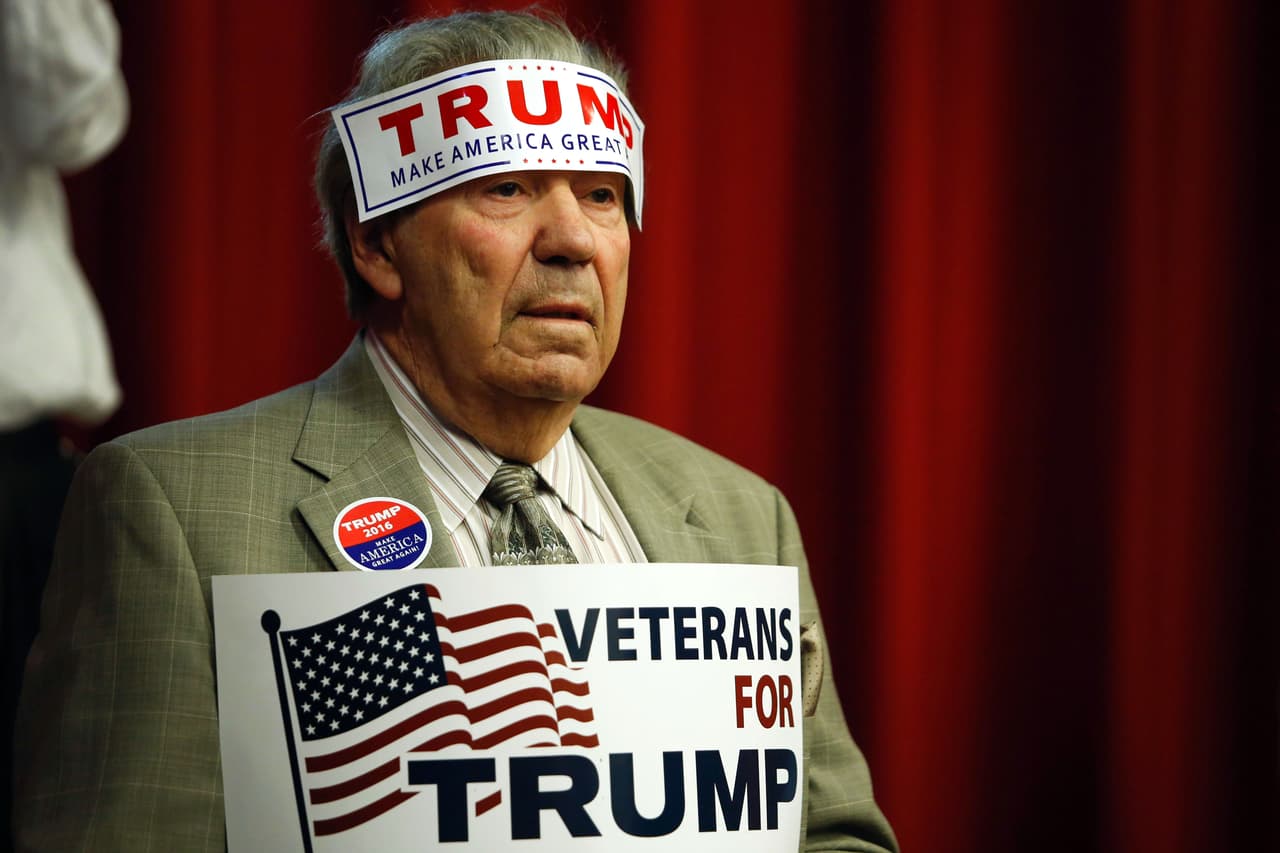 Un seguidor del precandidato presidencial republicano Donald Trump, forrado de pies a cabeza con sus anuncios, asiste a un evento que busca recaudar fondos en el Lawrenceville National Guard Armory, durante la primera visita pública de Trump a Nueva Jersey, Lawrenceville, el 19 de mayo, 2016. Foto: EDUARDO MUNOZ ALVAREZ/AFP/Getty Images.