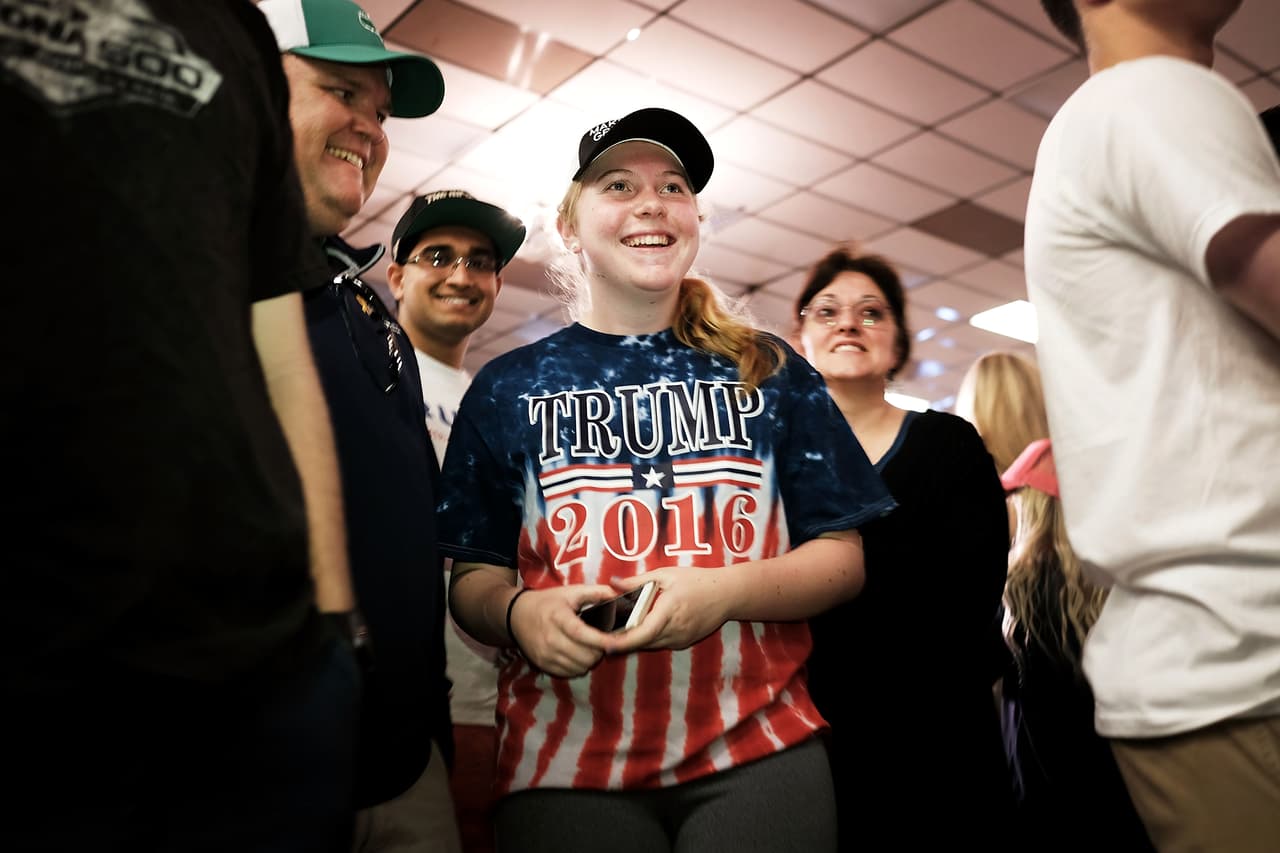 Una joven seguidora con camiseta de Trump en el evento que buscaba recaudar fondos para el gobernador Chris Christie: los $200 dólares por persona que costaba la entrada son para ayudarlo a pagar la deuda de su propia campaña presidencial. Foto: SPENCER PLATT/Getty Images.