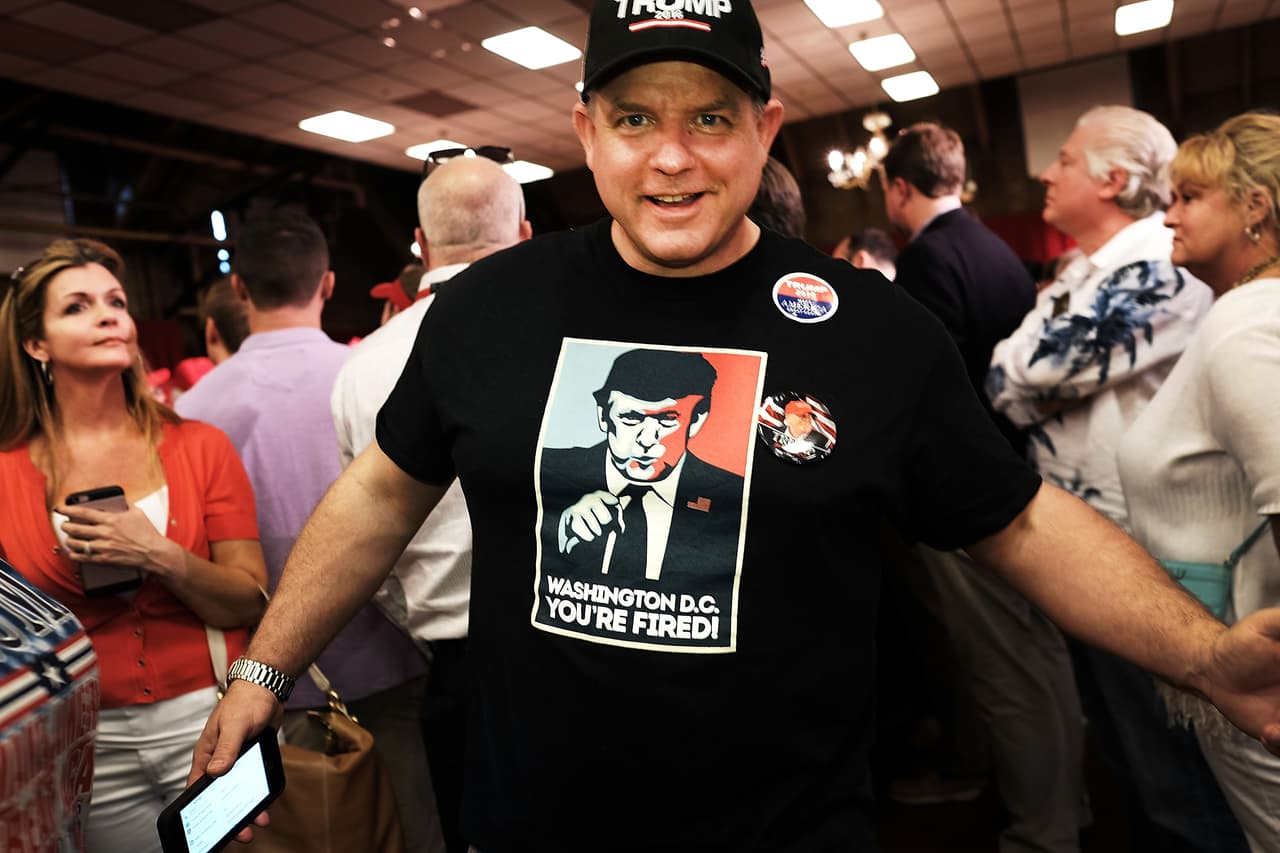 "Washington, D.C., ¡estás despedido!", se lee en la camiseta de seguidor de Trump. Foto: SPENCER PLATT/Getty Images.