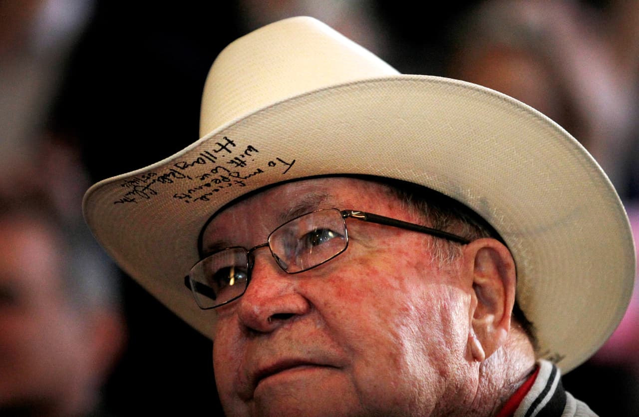 Un hombre usa un sombrero firmado por la precandidata demócrata Hillary Clinton mientras la escucha hablar durante un mitin de campaña en La Gala, en Bowling Green, Kentucky, el 16 de mayo de 2016. Clinton se preparaba para las primarias de Kentucky del 17 de mayo. Foto: John Sommers II/Getty Images.