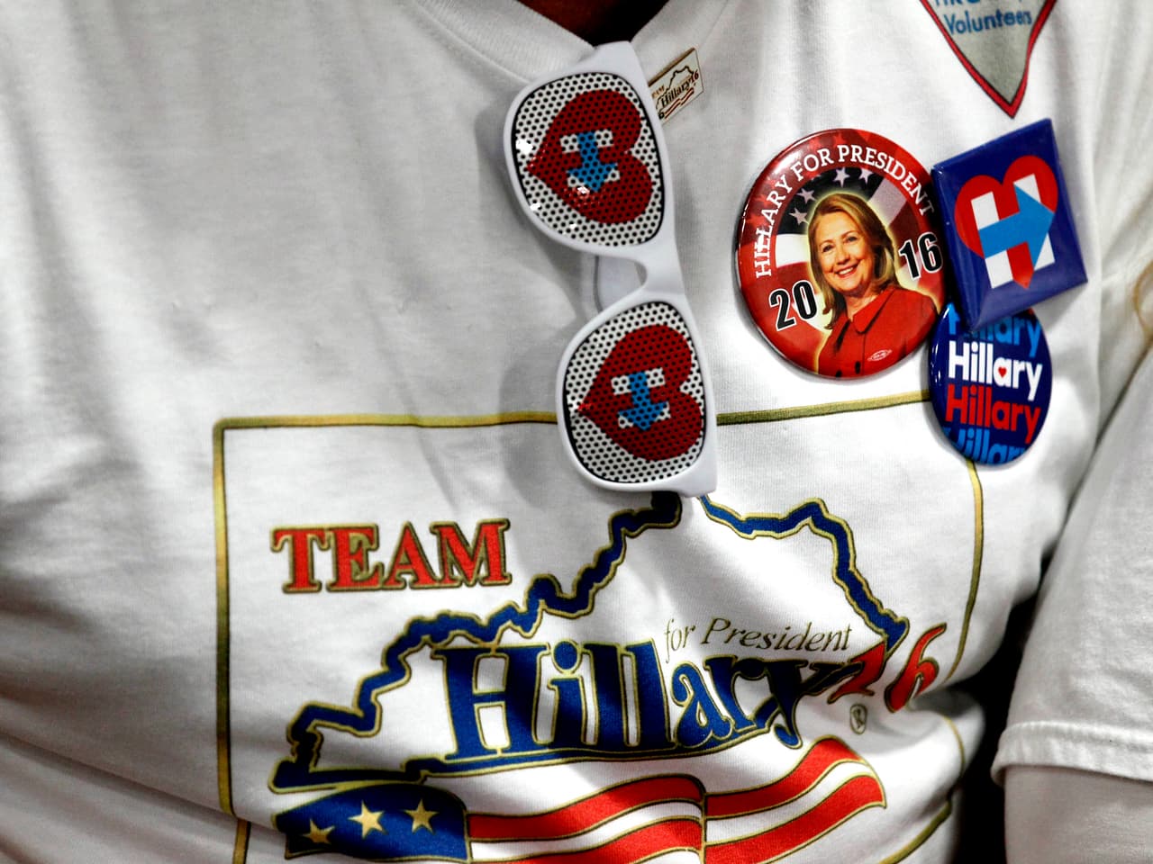 Lentes, camiseta, chapas: todo a la vez. Así acudió este fanático de Hillary Clinton a un evento de campaña en el Sindicato de Carpinteros y Centro de Entrenamiento de Millwrights, el 15 de mayo de 2016 en Louisville, Kentucky. Foto: JOHN SOMMERS II/Getty Images.