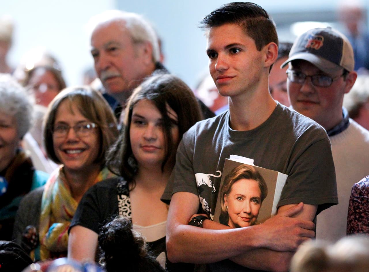 Un seguidor de Clinton abraza una copia del libro de la candidata durante un mitin, el 15 de mayo de 2016 en Louisville, Kentucky. Foto: JOHN SOMMERS II/Getty Images.