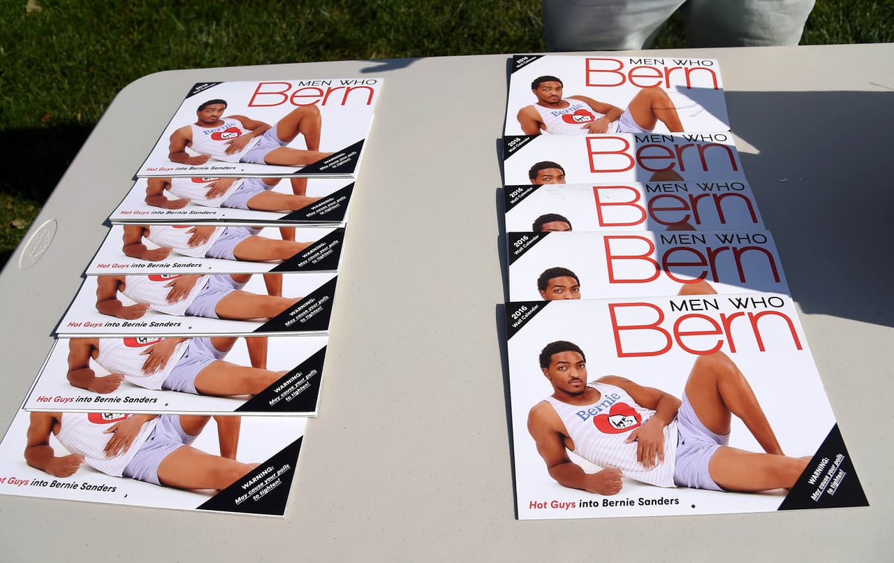 "Men Who Bern" u "Hombres que arden por Bernie": este calendario muestra a "modelos sexys" que aman a Bernie Sanders y se encontraba a la venta en las afueras de un mitin en Carson, California, el 17 de mayo de 2016.