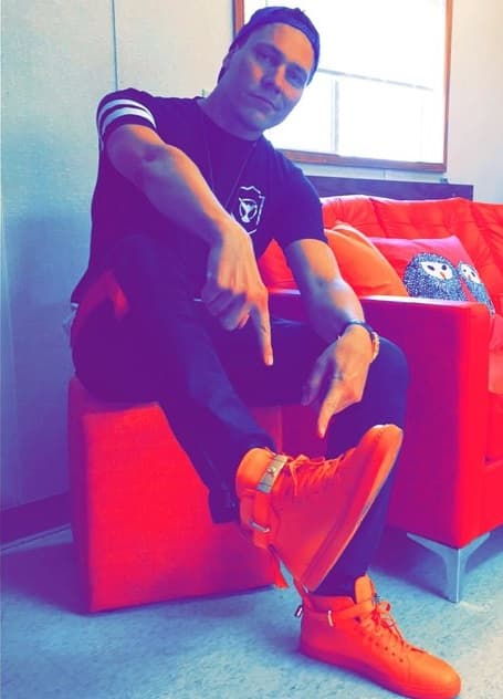 Ha logrado colocar sus álbumes en las listas más importantes, como Billboard.