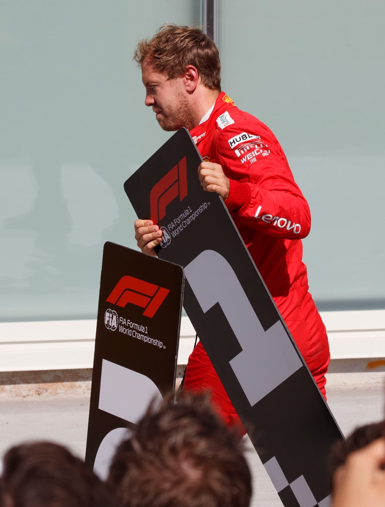 Después de reclamar por el polémico final del Gran Premio de Canadá, el piloto alemán Sebastian Vettel decidió cambiar los lugares del ganador y el segundo lugar de la carrera.