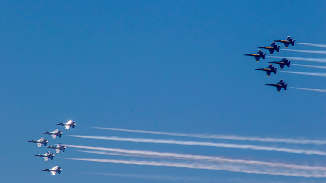 Los Navy Blue Angels de EE.UU. y los Thunderbirds de la Fuerza Aérea estadounidense sobrevolaron los cielos del área metropolitana de Atlanta para rendir homenaje a a los trabajadores de atención médica de primera línea y a los socorristas que luchan contra el coronavirus.