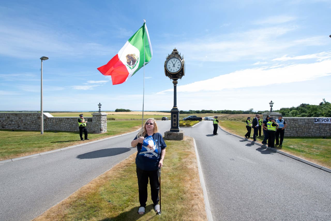 No fue sino que esta información se conociera en redes sociales para que activistas y manifestantes se adelantaran a las inmedaciones del resort, que queda en la cosa de Ayrshire, con banderas ondeantes de México y carteles de protesta. 
<br>