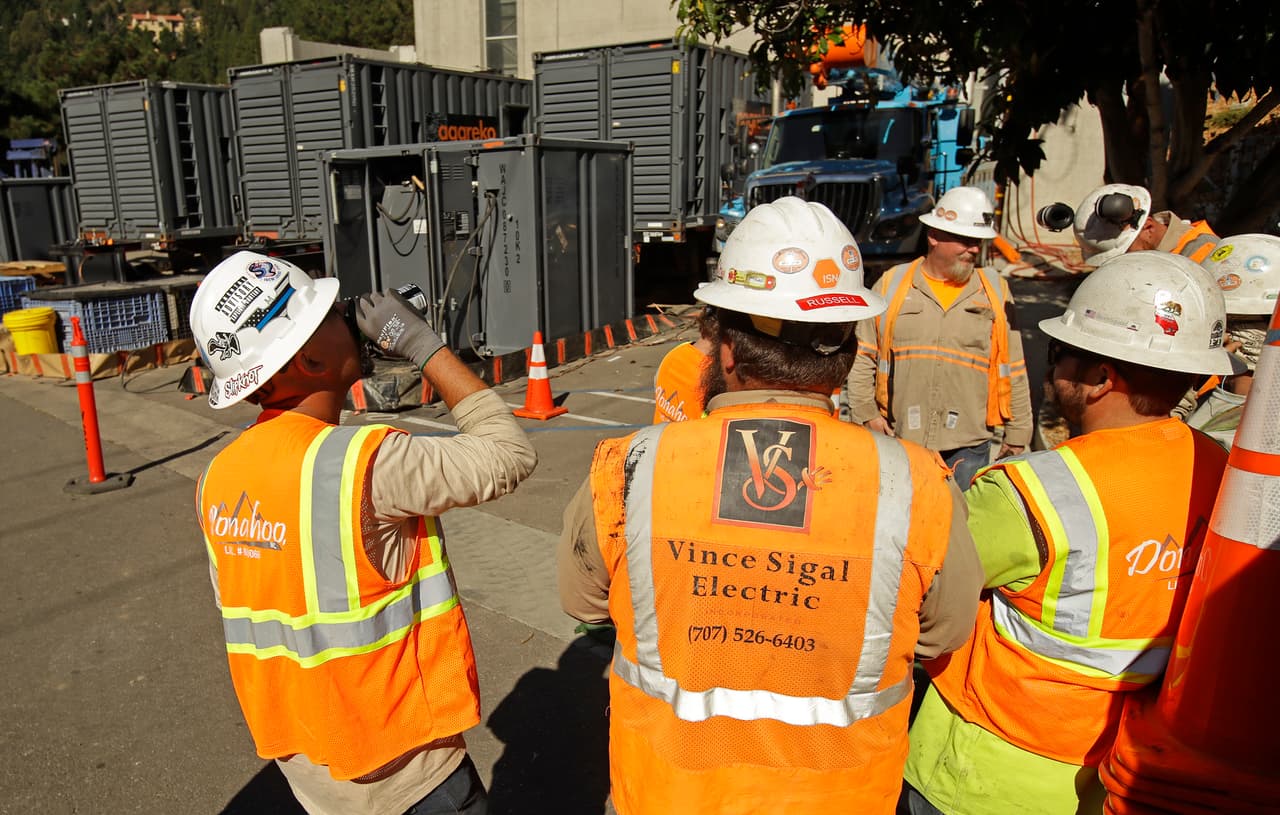 Desde la tarde del martes entre las agencias estatales reinó la confusión sobre la operación de 
<a href="http://uni.vi/6HqV101VjMr" target="_blank">los túneles Caldecott, en el este de la Bahía y Lantos (Devil's Slide)</a>, en la zona de la Península, durante los apagones programados por la compañía PG&E. Finalmente, trabajadores de Caltrans habilitaron generadores eléctricos para mantenerlos abiertos.