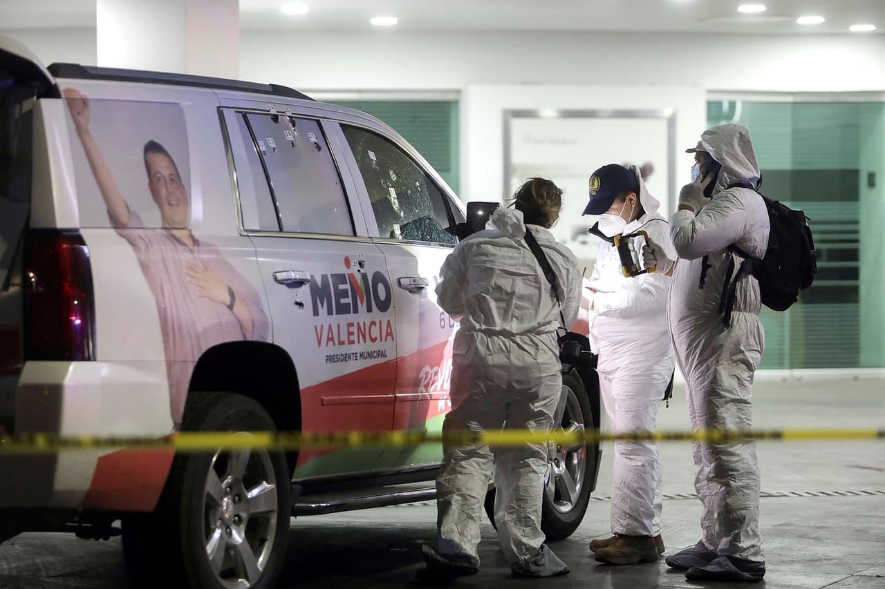 <b>La violencia ha marcado de manera importante la presente campaña en México</b>. El país se encuentra sufriendo la mayor cantidad de ataques a candidatos de que se tenga registro. Hasta finales de mayo, 
<a href="https://twitter.com/etellekt_/status/1397359204948660230" target="_blank">de acuerdo con Etellekt Consultores</a>, 
<b>34 aspirantes y candidatos a puestos de elección han sido asesinados</b>. En la imagen, peritos forenses recaban información de la camioneta atacada por grupos armados, el pasado 8 de mayo de 2021, del candidato a la presidencia municipal del Partido Revolucionario Institucional (PRI) Guillermo Valencia, en la ciudad de Morelia, en Michoacán.