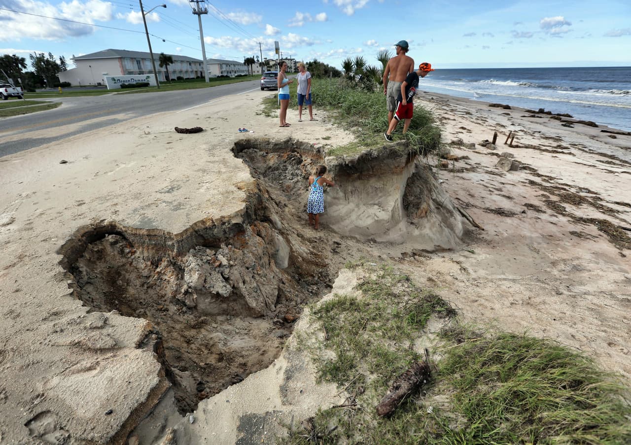La fuerza de los vientos del huracán Matthew erosionó la carretera A-1-A, in Ormond-By-The-Sea, Florida.