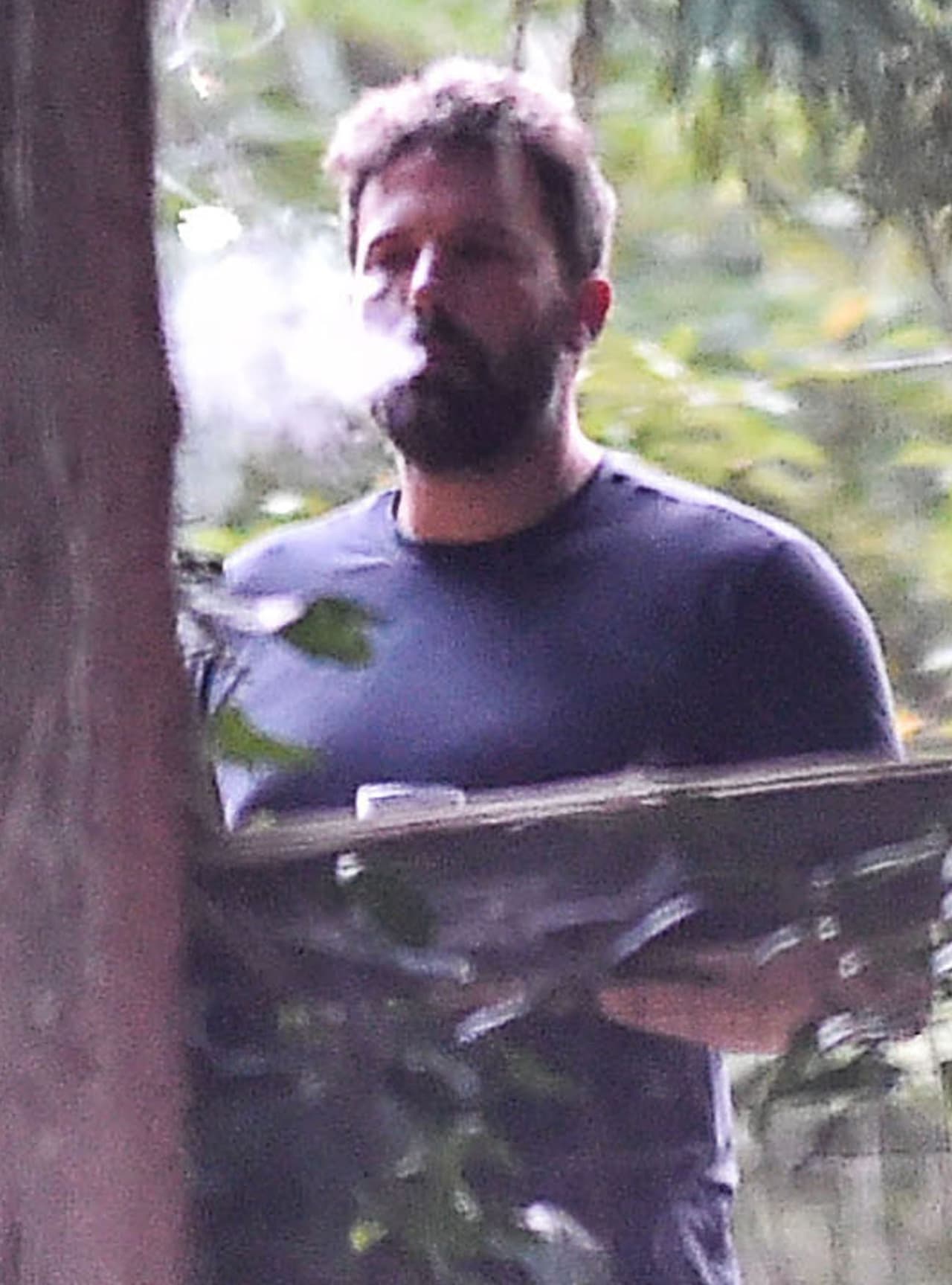 Mientras tanto, Ben intenta calmar su estrés.