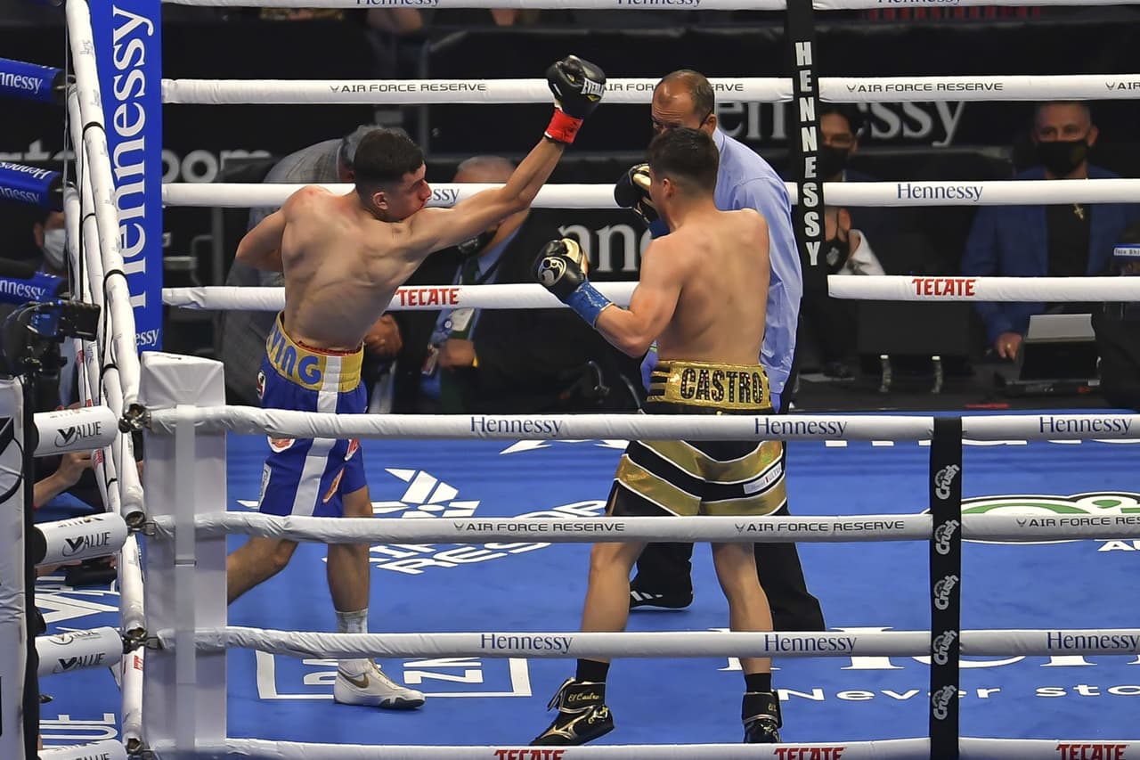 Aficionados disfrutan de las peleas previas al evento estelar entre Saú el 'Canelo' Álvarez y Billy Joe Saunders.