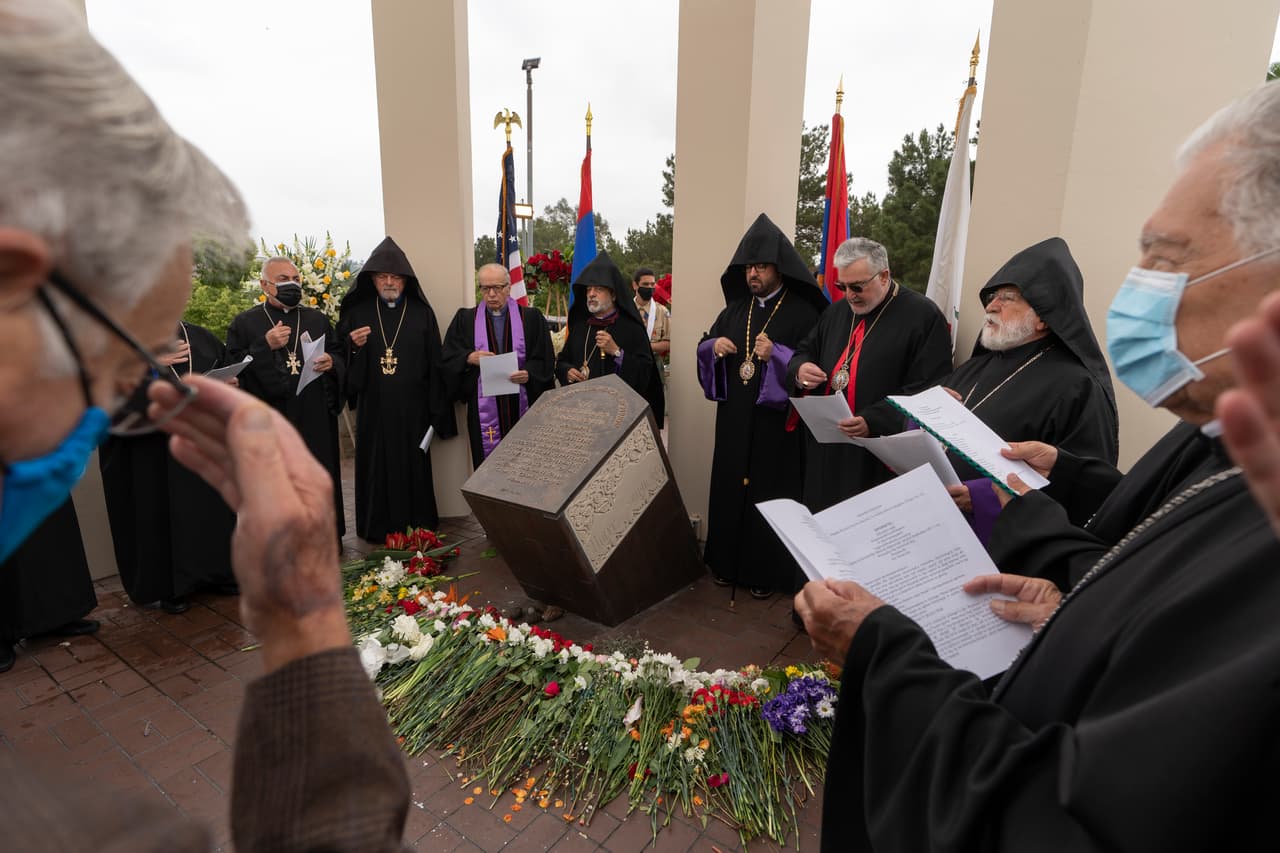 Los estadounidenses de origen armenio asistieron a una ceremonia religiosa en memoria de las víctimas del genocidio armenio en el Monumento al genocidio armenio de Montebello, California.
