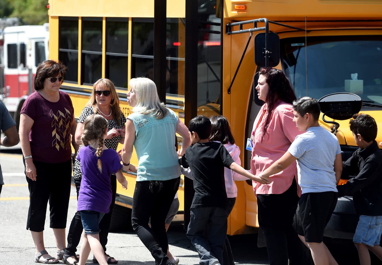 Un grupo de niños del North Park Elementary evacúa el colegio luego del tiroteo del pasado lunes: Cedric Anderson se mató a sí mismo después de dispararle y matar a su esposa, la maestra Karen Elaine Smith, y Jonathan Martínez, uno de sus alumnos.