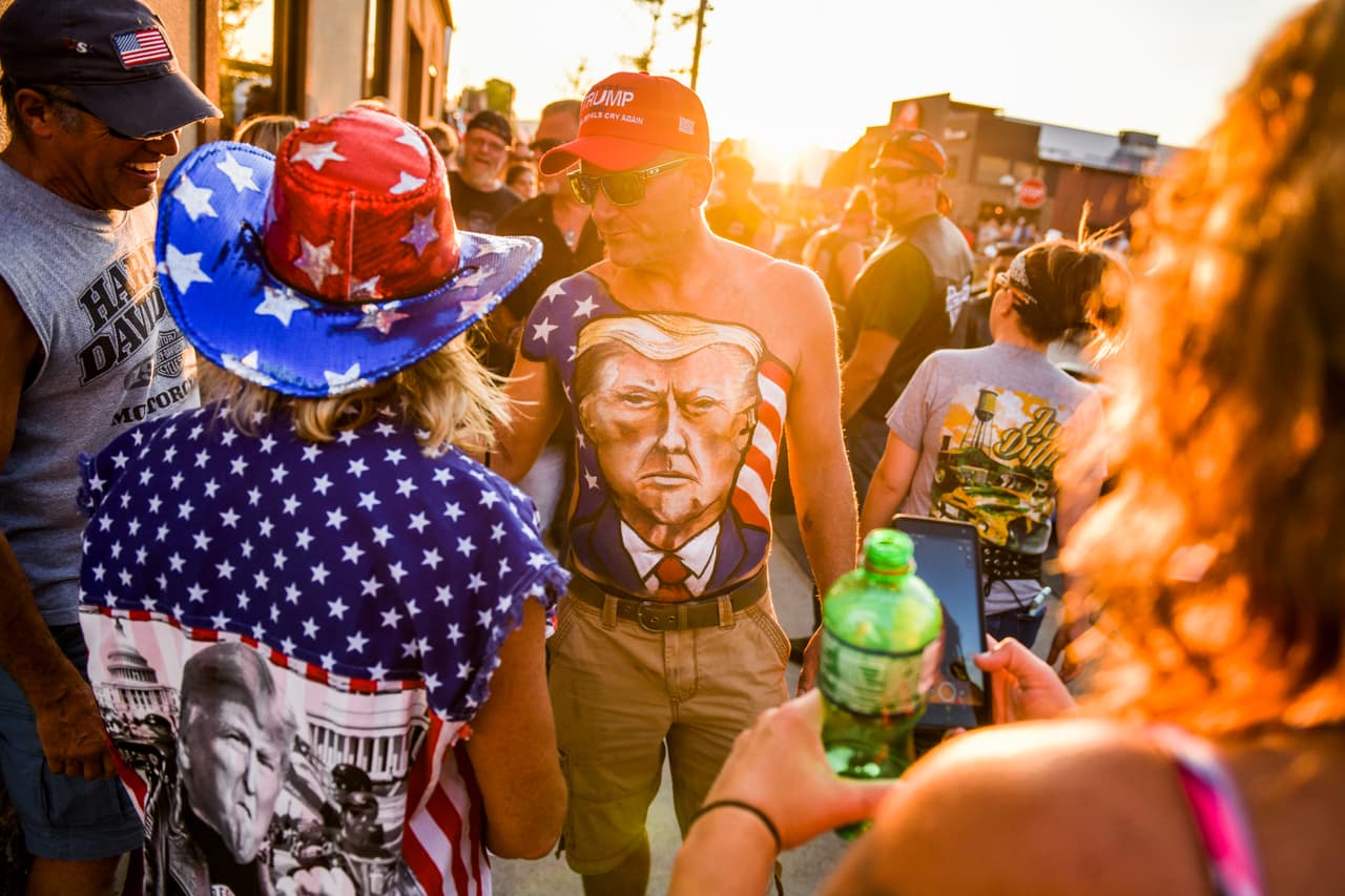 Algunos asistentes al ‘80th Sturgis Motorcycle Rally’ mostraron su apoyo al presidente Donald Trump, quien este fin de semana volvió a criticar la política de cierre de la economía para controlar el virus. Este sábado aseguró que hay "estados buenos" y "estados malos", según la manera cómo han manejado la crisis sanitaria.