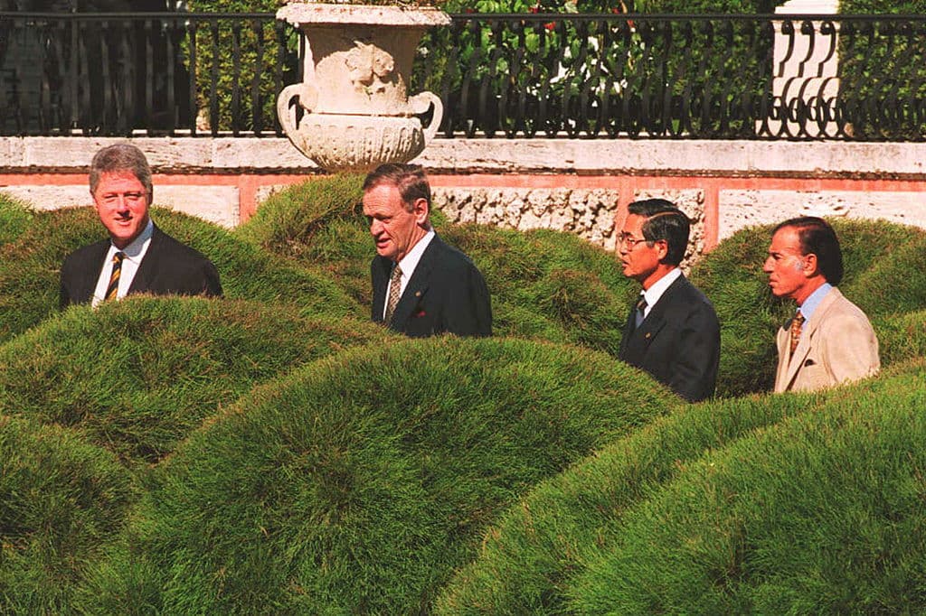 El presidente de EE.UU., Bill Clinton (izq.), es seguido por (izq. a der.) el primer ministro canadiense, Jean Chretien, el presidente peruano, Alberto Fujimori, y el argentino, Carlos Menem, durante su asistencia a la Cumbre de las Américas en Miami, el 10 de diciembre de 1994.