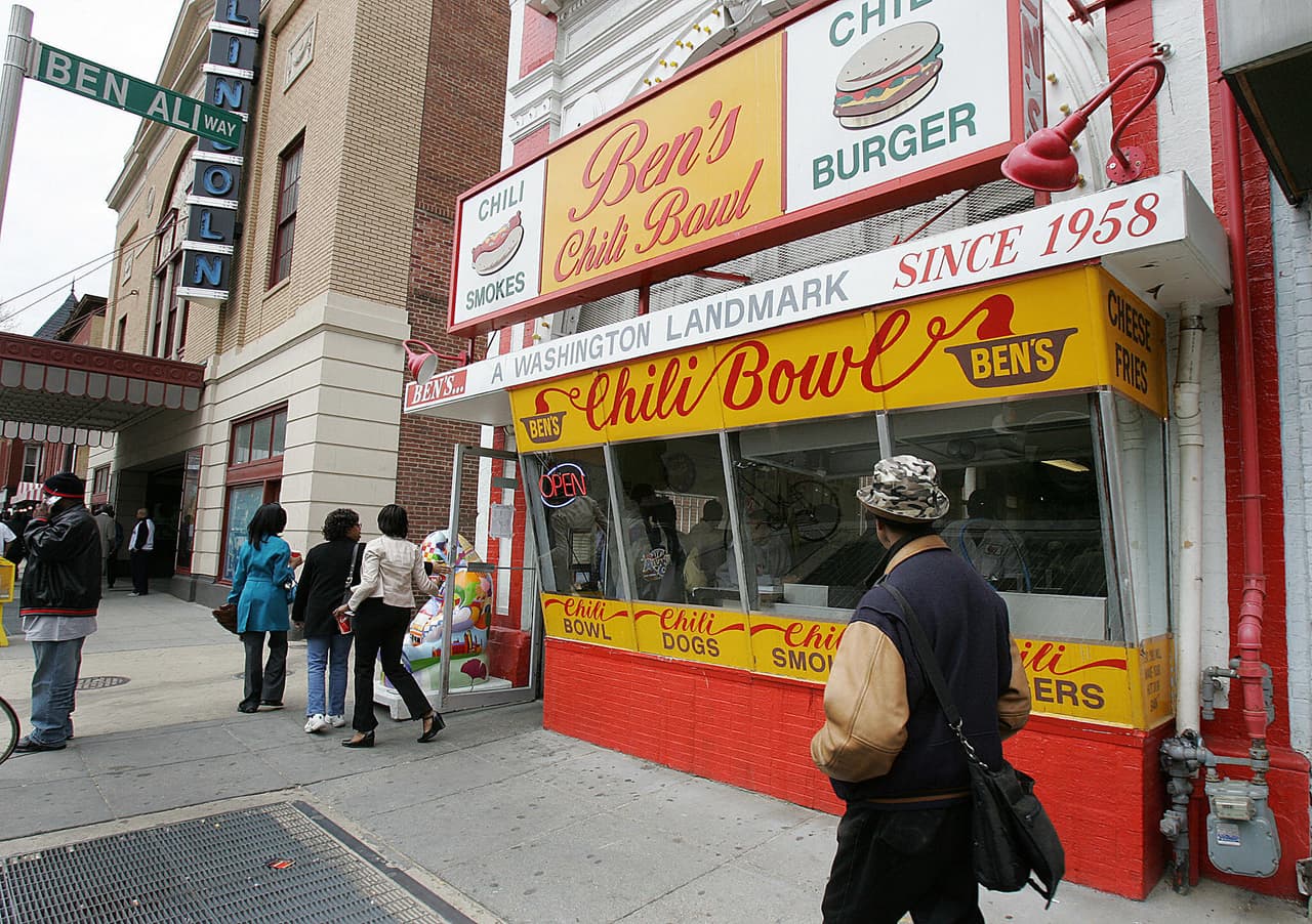 <b>Ben’s Chili Bowl. Washington DC. Fundado en 1958. </b>Este restaurante de hamburguesas, hot dogs ahumados y chili con carne ha sobrevivido a la turbulencia histórica de la capital de la nación, que incluye 
<a href="https://www.univision.com/noticias/politica/el-dia-que-ardio-washington-la-ira-tras-el-asesinato-de-martin-luther-king-fotos"><u>segregación, disturbios y gentrificación</u></a>. Entre sus visitantes se cuentan a Martin Luther King Jr., Stokeley Carmichael y Jesse Jackson. Barack Obama lo convirtió en 
<a href="https://benschilibowl.com/history"><u>una de sus primeras salidas a restaurantes como presidente electo a principios de 2009</u></a>.
<br>