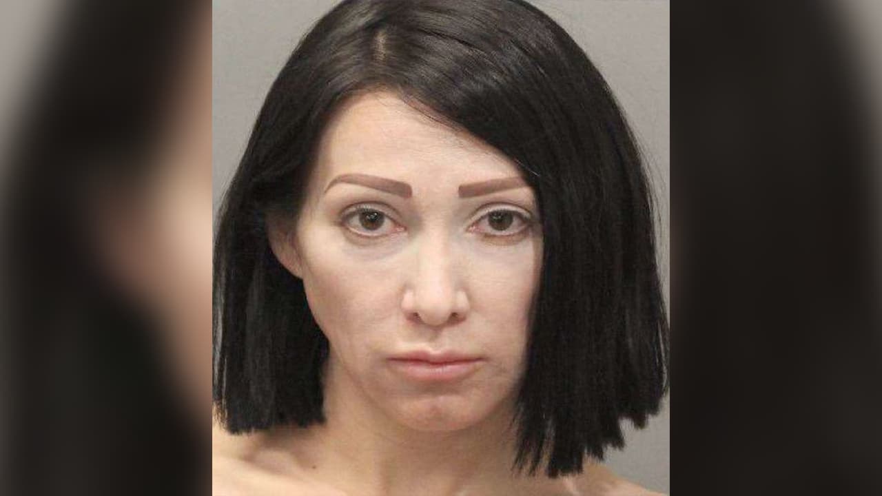 Acusan a una madre de abandonar a su hijo con autismo mientras visitaba un bar en Houston