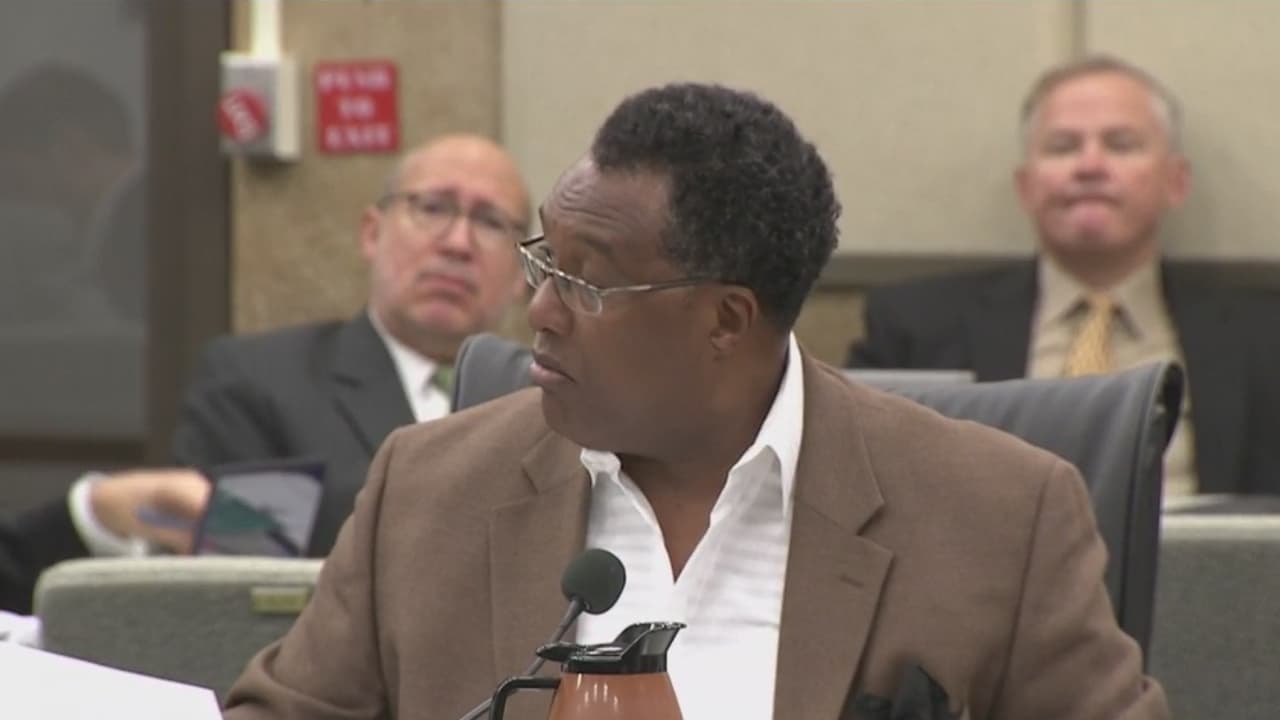 Trajes lujosos, viajes y fichas de casino: los sobornos vinculados al vicealcalde de Dallas