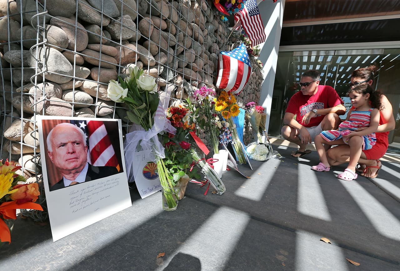 McCain representó a Arizona en el senado desde 1987 hasta su muerte. Familias completas en Phoenix han rendido homenaje frente a su oficina.